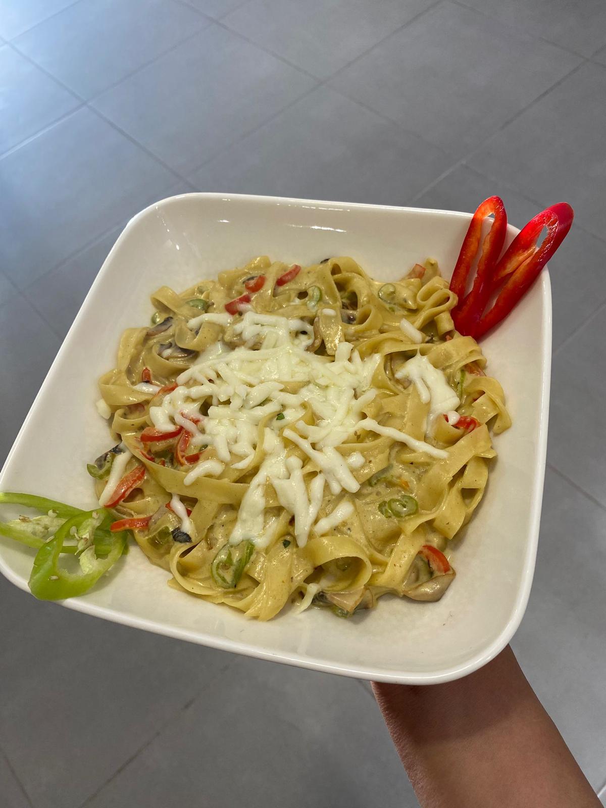 Sebzeli Köri Soslu Tagliatelle